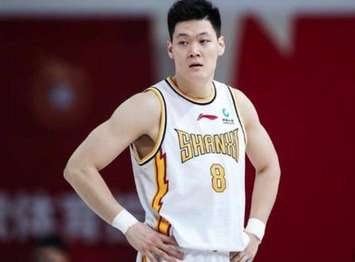 托尼：前锋不应在无意义的跑动上浪费精力，而是更专注于进球（托尼：前锋要减少无效跑动，把精力用在破门得分上）