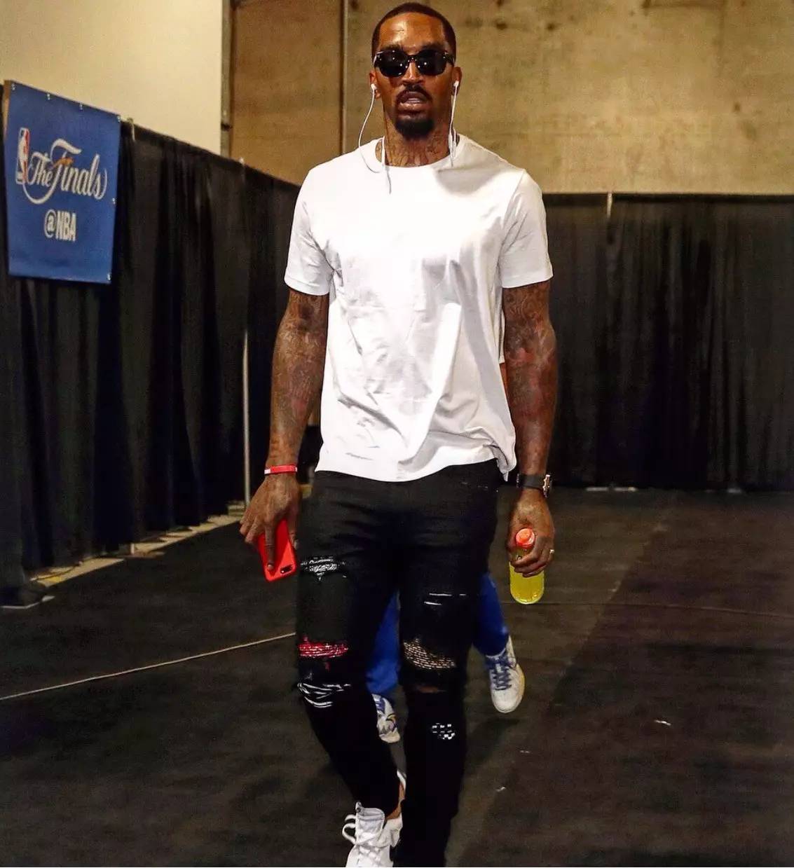 赢你3球，维尼修斯连续比出手势“1.2.3”回应毕巴球迷嘲讽（3球大胜后，维尼修斯连比“1-2-3”手势回击毕巴球迷嘲讽）