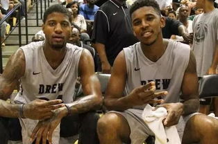 杜兰特连续得分，全队士气高涨（杜兰特连连得手，全队斗志高昂）