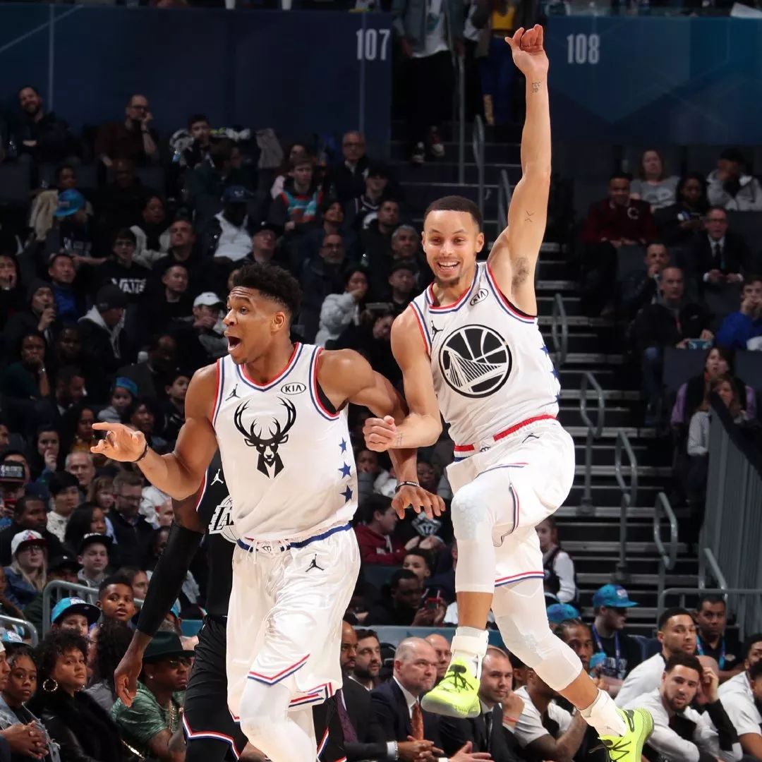 劳塔罗进球后比出A字，把进球献给受伤的前队友阿什拉夫（劳塔罗破门后摆出“A”手势，致敬受伤的昔日队友阿什拉夫）