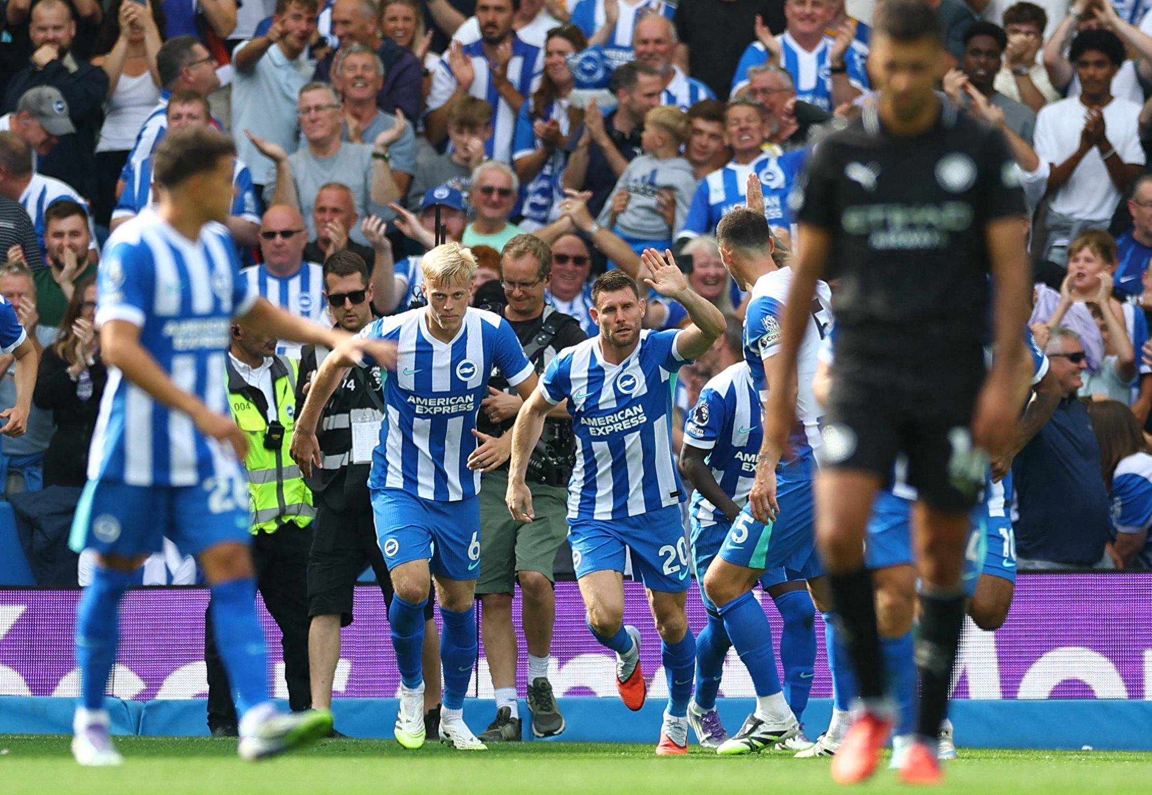 东契奇&詹姆斯半场合砍36分，无奈湖人丢70分落后12分（东契奇与詹姆斯半场合计36分，湖人却丢70分以12分之差落后）