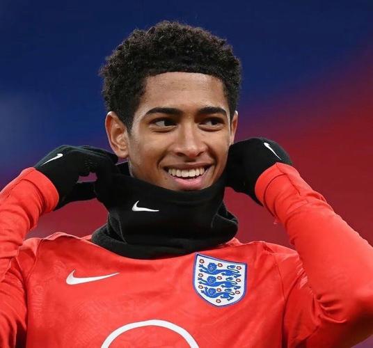 出其不意！加兰不看人妙传阿伦篮下背扣（意想不到！加兰不看人神助攻，阿伦篮下反扣得手）