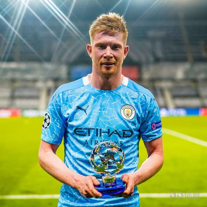 支持球队！欧文坐在场边观看独行侠对阵湖人的比赛（欧文现身场边，助威独行侠对阵湖人）