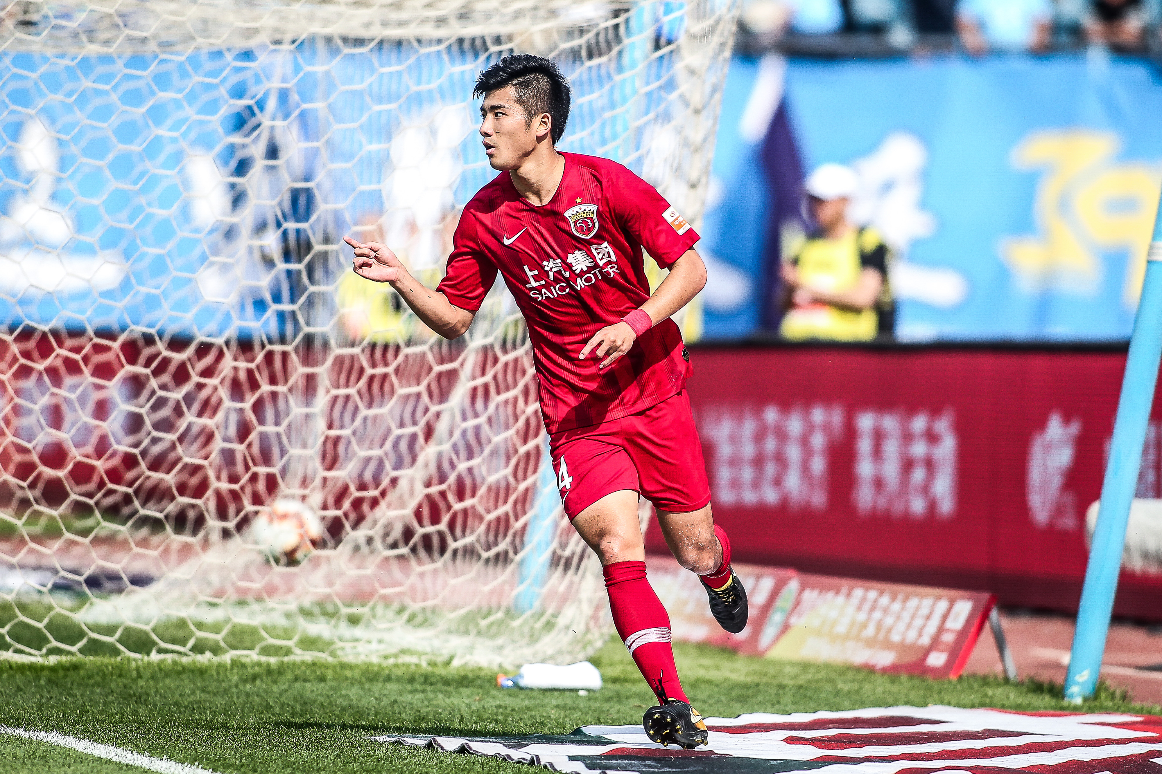 下半场投得还可以！乔治15中5拿到15分12板5助（下半场手感尚可，乔治15投5中拿下15分12篮板5助攻）