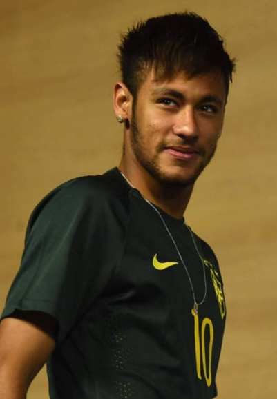 陈盈骏前四场表现惊艳，场均22.8分4.8助2.5板1.8断，三分命中率高达61.9%（陈盈骏开季四战火力全开：场均22.8分4.8助攻2.5篮板1.8抢断，三分命中率61.9%）