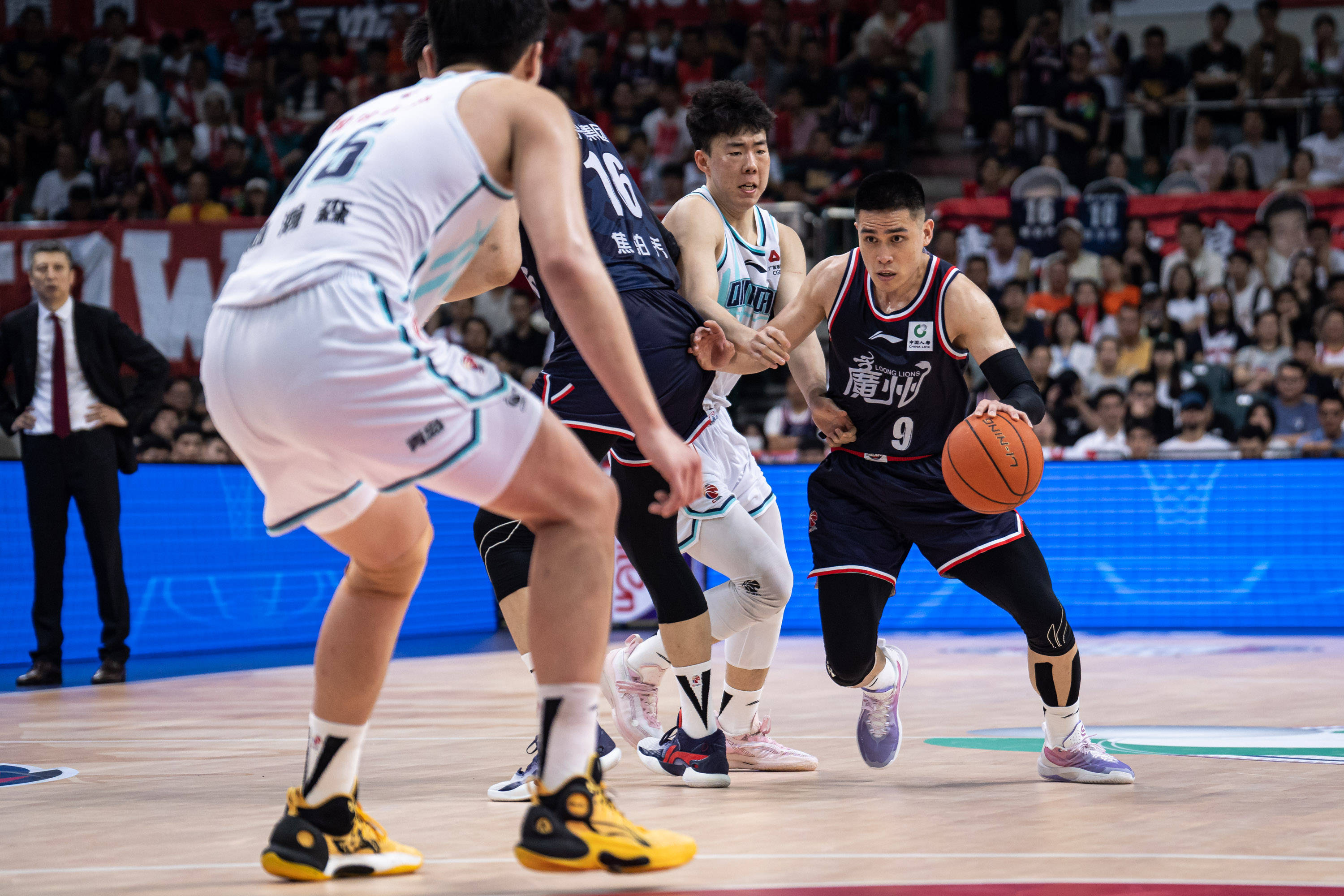 有些事情总要有人做，麦卡利斯特进球后“致敬”阿诺德（总有人要做这件事：麦卡利斯特破门后向阿诺德致意）