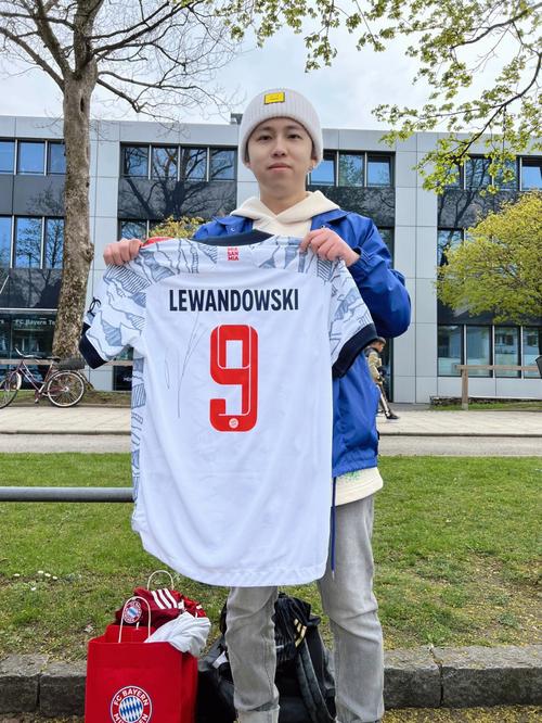 德乙前瞻：沙尔克04和帕德博恩上演榜首大战，双方仅差1分（德乙焦点战前瞻：沙尔克04对阵帕德博恩，榜首之争仅差一分）