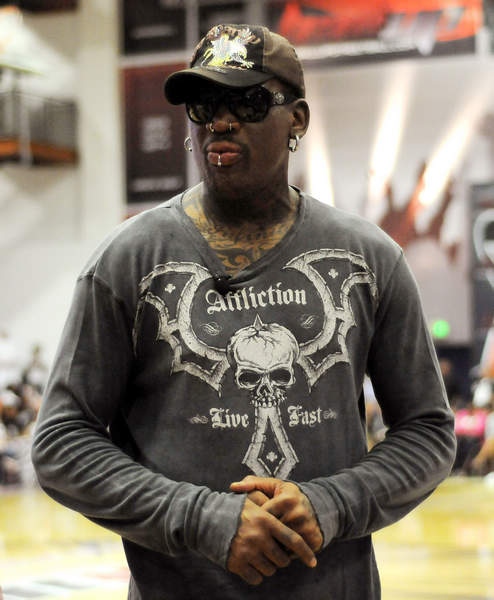 年轻中卫连续两场零失误，发挥稳健（小将中卫连场无失误，发挥沉稳）