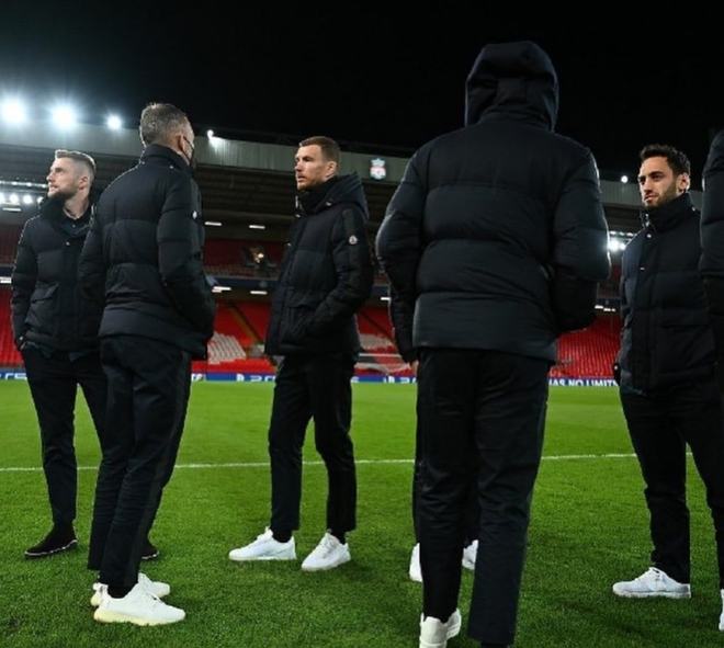 另类数据！埃迪半场交出3分13篮板2盖帽（半场另类表现：埃迪仅3分却抢下13篮板送出2封盖）